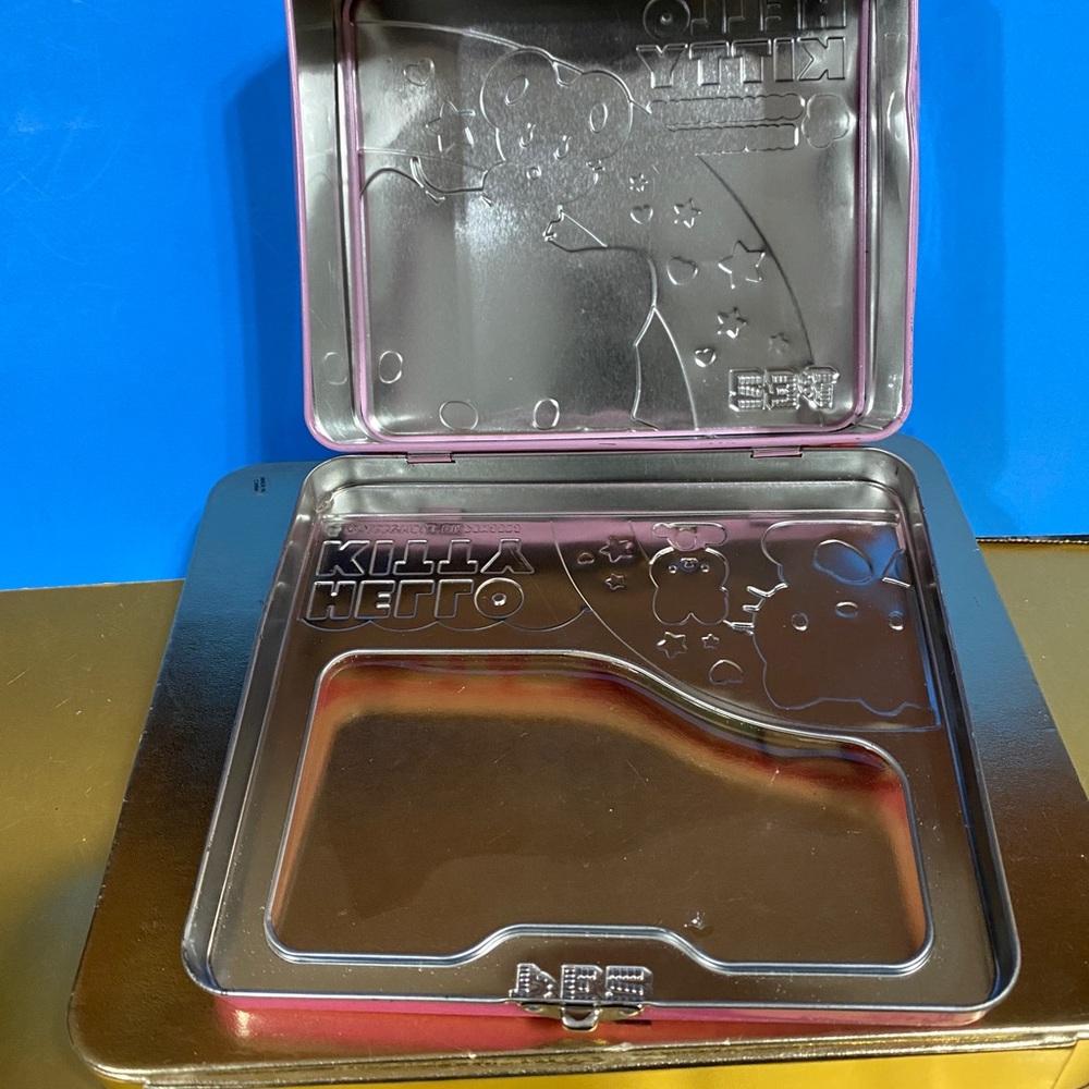HELLO KITTY 2010 EMBOSSED METAL TOTE w/HANDLE & LATCH PEZ CASE, PLASTIC WINDOW - Picture 7 of 15